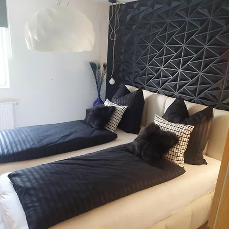 Gluecksschmiede Black & White Apartment