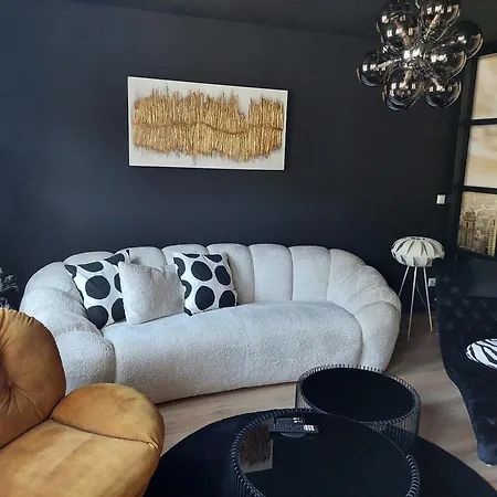 Gluecksschmiede Black & White Apartment