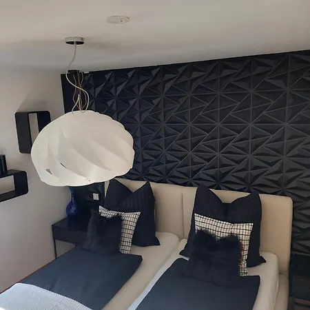 Gluecksschmiede Black & White Apartment